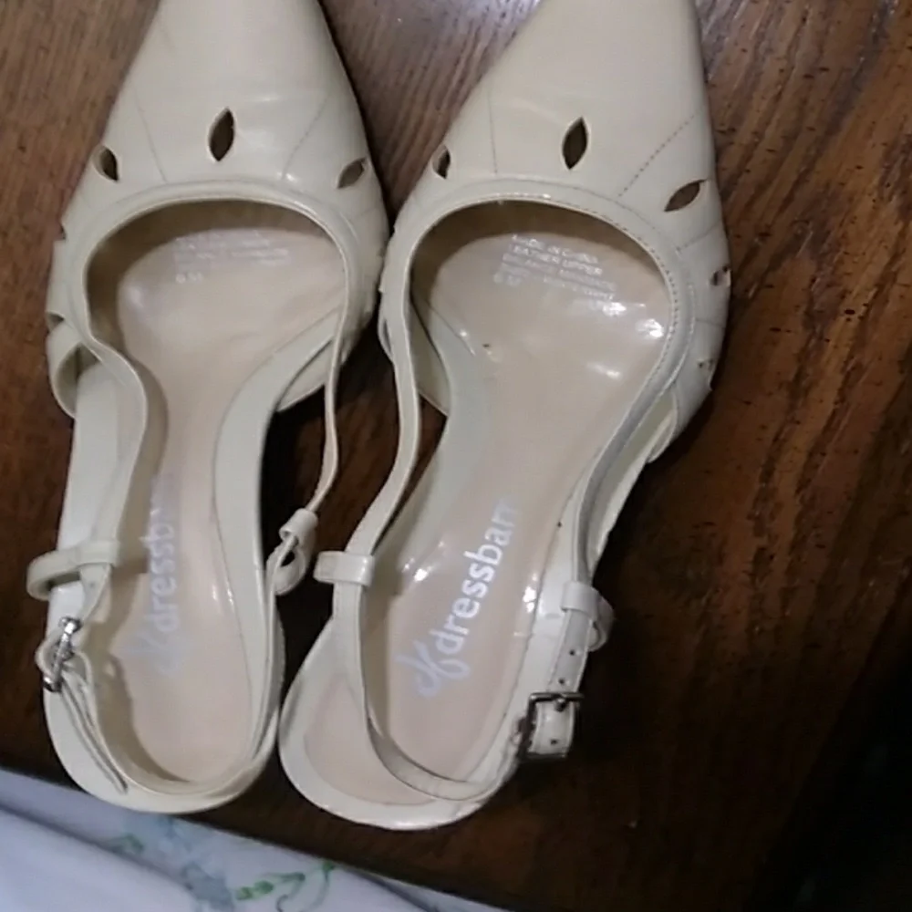 Dress Barn cream leather shoes - Picture 5 of 9